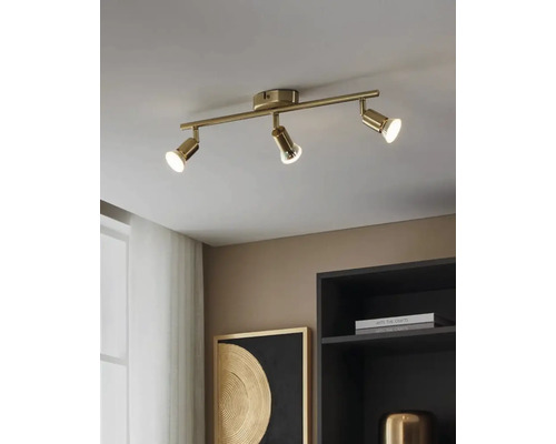 Lumină de tavan cu trei spoturi pe o tijă