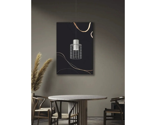 Sufragerie cu masă rotundă, scaune, decorațiuni și o imagine pe perete