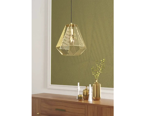 Lampa suspendată aurie deasupra unui dulap din lemn cu vaze decorative și sfeșnice