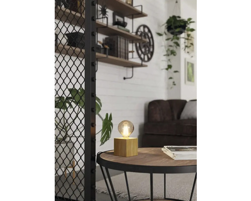 Scenă decorativă cu o lampă de masă pe o măsuță laterală