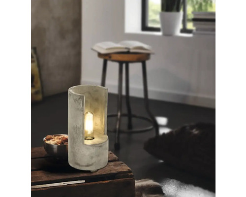 Lampă de masă decorativă din beton cu bec într-un living