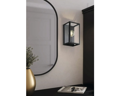 Lumină de perete cu carcasă dreptunghiulară și inserții de sticlă lângă o oglindă