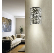 Lampa de perete cu model într-un living