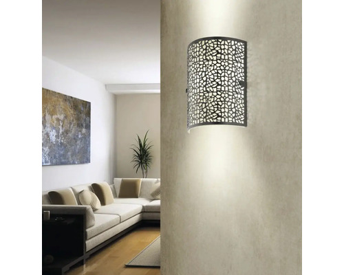 Lampa de perete cu model într-un living