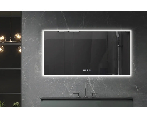 Oglindă baie cu LED Belform Atlantis 80x120 cm, funcție dezaburire, ceas digital, IP44 Baie cu oglindă iluminată, chiuvetă și robinet în fața unui perete de marmură gri