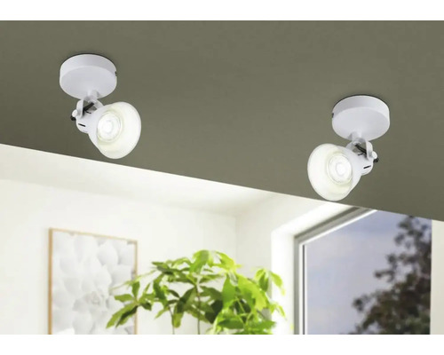 Două spoturi de tavan albe într-o cameră luminoasă