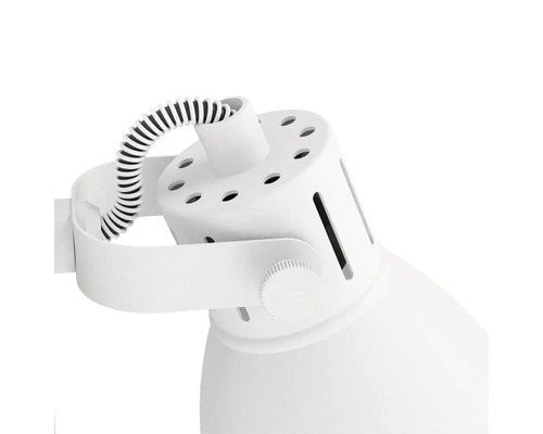 Prim-plan cu o lampă de birou albă cu cablu flexibil