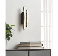 Lumină de perete cu trei elemente de lumină verticale, inegale, într-un design modern