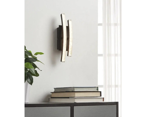 Lumină de perete cu trei elemente de lumină verticale, inegale, într-un design modern