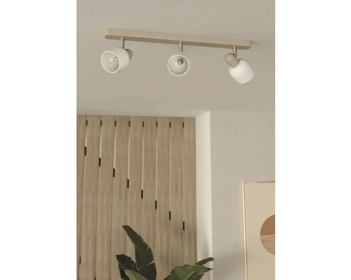 Lumină de tavan cu trei spoturi într-un interior