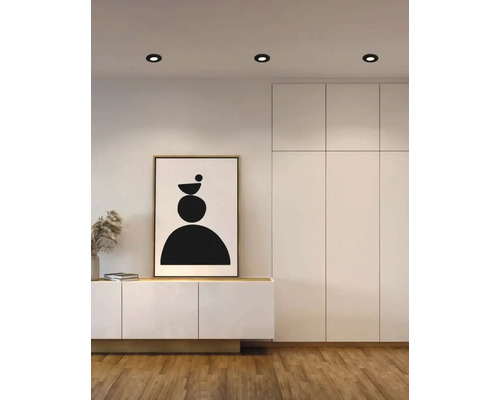 Interior modern cu spoturi încastrate, bufet, operă de artă și dulap