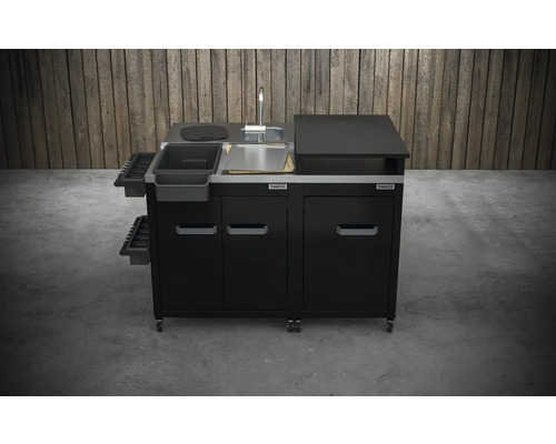 Bucătărie de exterior cu chiuvetă, blat de lucru și spațiu de depozitare