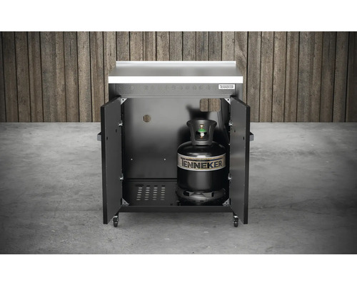 Grătar pe gaz cu uși deschise și butelie de gaz în interior