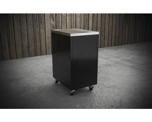 Dulap de atelier mobil cu blat de lucru din oțel inoxidabil în fața unui perete din lemn