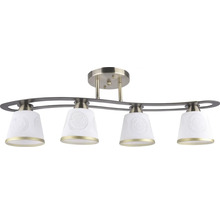 Lumină de tavan cu patru abajururi albe și elemente decorative