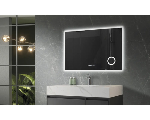 Baie cu oglindă iluminată deasupra chiuvetei