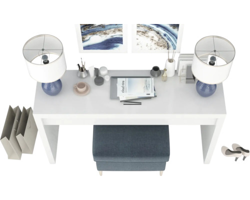 Vedere de sus a unui birou cu două lămpi, un taburet și decorațiuni.