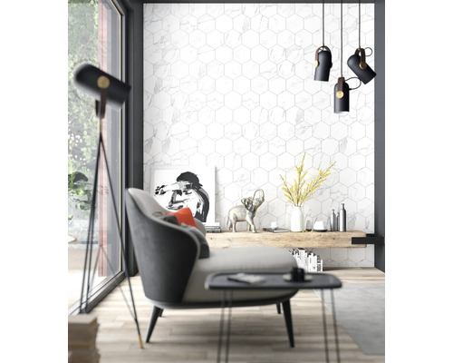 Cameră de zi cu plăci de perete hexagonale cu aspect de marmură, fotoliu și decorațiuni