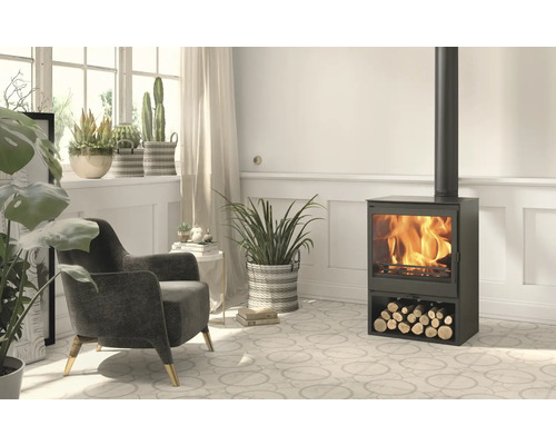 Cameră de zi cu sobă, fotoliu și plante de interior pentru o atmosferă confortabilă