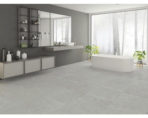 Baie luminoasă cu cadă, lavoar, dulap cu oglindă și gresie