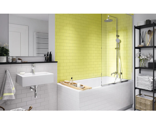 Baie cu chiuvetă, cadă cu paravan de duș și raft