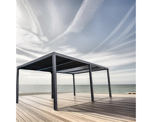 Pergolă din aluminiu, independentă, pe o terasă din lemn