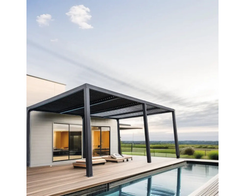 Pergolă modernă metalică pe o terasă de lemn lângă o piscină.