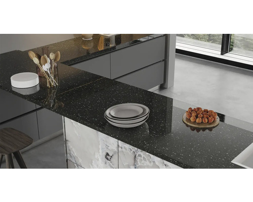 Scenă de bucătărie cu blat de lucru închis la culoare și ustensile de bucătărie