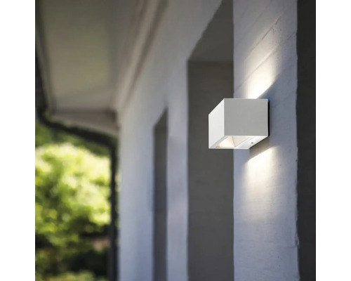 Lumină de perete exterioară pătrată din metal, montată pe un perete