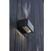 Lumină dreptunghiulară de perete pentru exterior pe un perete de lemn