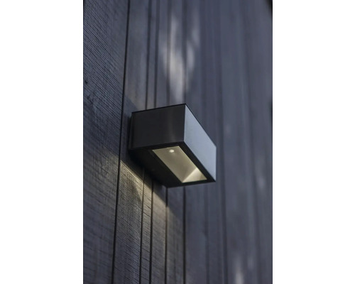 Lumină dreptunghiulară de perete pentru exterior pe un perete de lemn