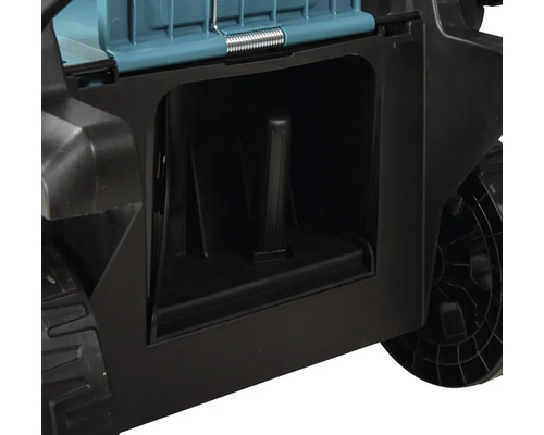 Vizualizare detaliată a compartimentului bateriei unei mașini de tuns iarba