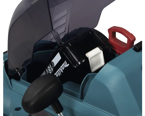 Baterie Makita în compartimentul bateriei unei unelte de grădină