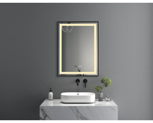 Baie modernă cu oglindă iluminată deasupra unei chiuvete pe blat de marmură