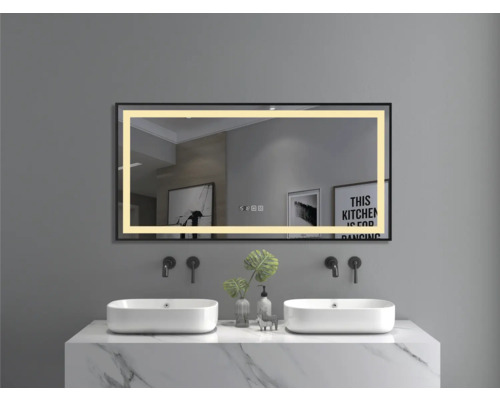 Baie cu două chiuvete pe blat de marmură și o oglindă dreptunghiulară cu iluminare LED