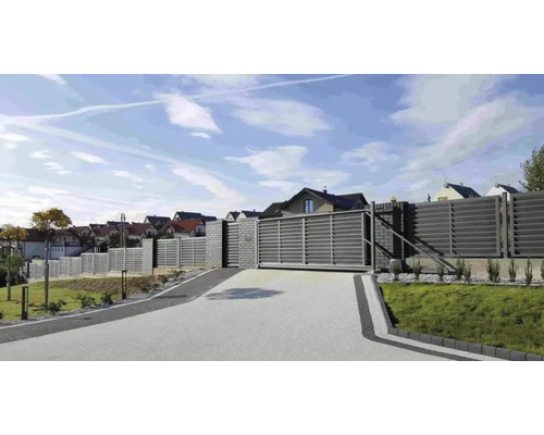 Alee cu poartă glisantă și gard în fața caselor