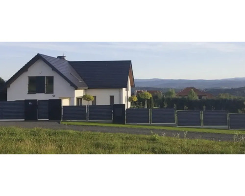 O casă cu un gard din elemente orizontale.