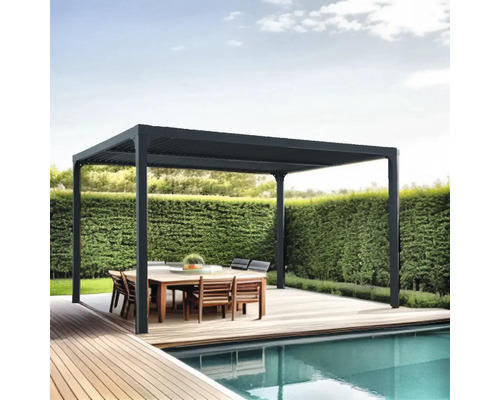 Pergolă pătrată cu masă și scaune în grădină lângă piscină