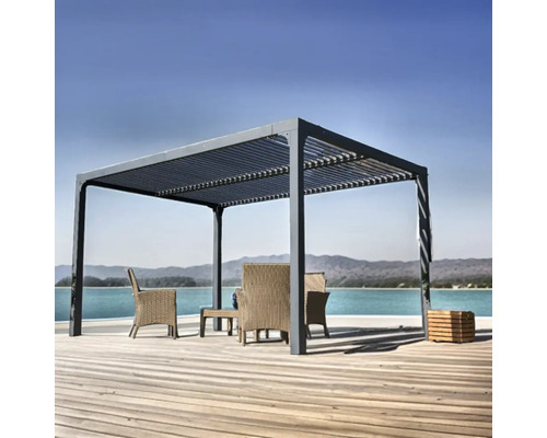 Pergolă din aluminiu cu acoperiș lamelar și zonă de relaxare pe o terasă din lemn