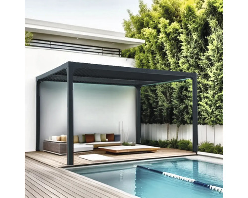 Pergolă modernă din metal cu mobilier de lounge pe o terasă din lemn lângă o piscină