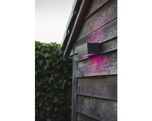 Lumină de exterior neagră pe un perete de lemn