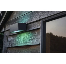 Lumină de perete exterioară pe un perete de lemn