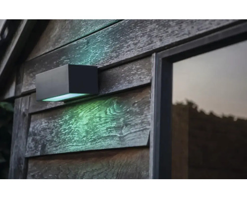 Lumină de perete exterioară pe un perete de lemn