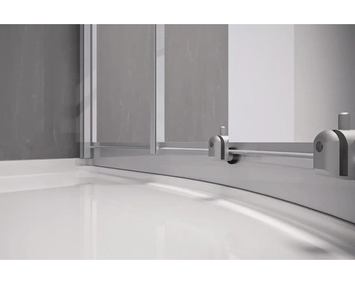 Prim-plan cu o cabină de duș cu ușă glisantă și mecanism cu șine.