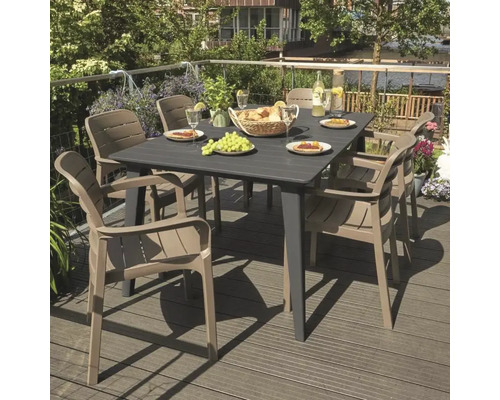 Masa de grădină pătrată cu șase fotolii pe o terasă