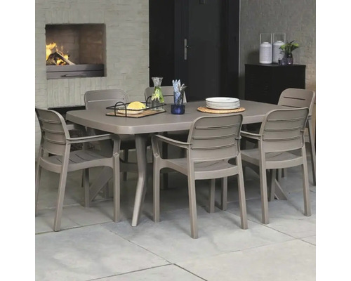 Set de mobilier de grădină cu masă și scaune pentru exterior.