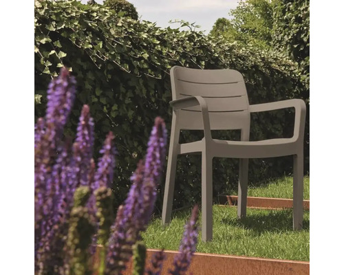 Scaun de grădină din plastic în grădină pe gazon