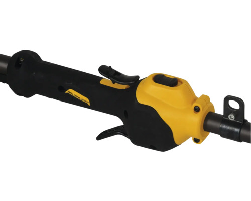 Prim-plan cu un trimmer de gazon cu acumulator