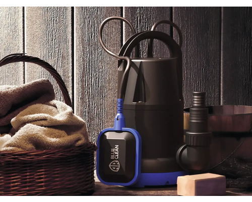 Pompă pentru ape murdare cu flotor lângă un coș cu prosoape