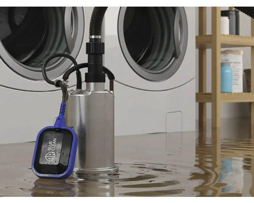 Pompă de drenaj pentru subsol amplasată într-o încăpere inundată, lângă o mașină de spălat și un raft.